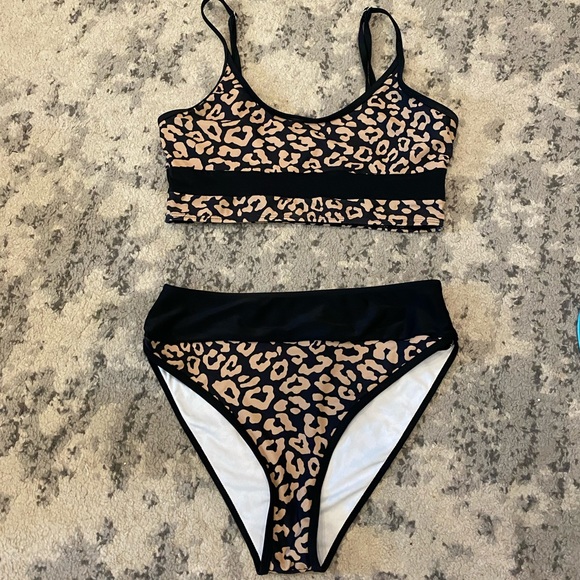Two-piece Leopard swimsuit - Picture 1 of 2